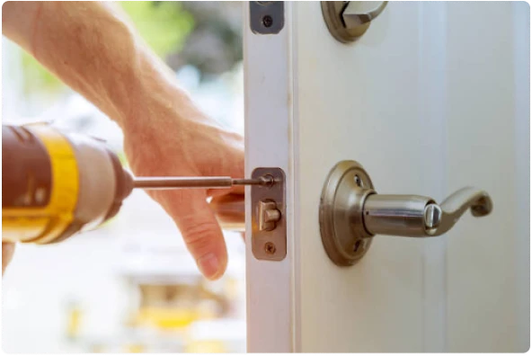 Cerrajero instalando una cerradura en una puerta en Madrid