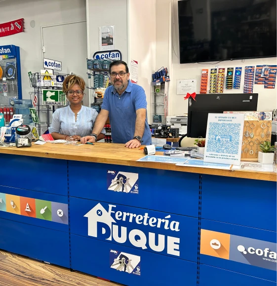 Equipo de Ferretería Duque atendiendo en el mostrador de la tienda en el Barrio de Salamanca