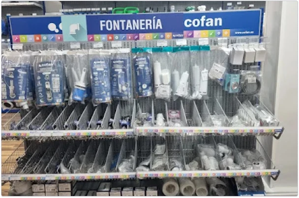 Estantería con suministros y repuestos de fontanería en la tienda de Madrid
