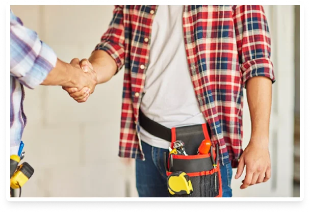 Manitas estrechando la mano a un cliente para el mantenimiento de comunidades y edificios en Madrid
