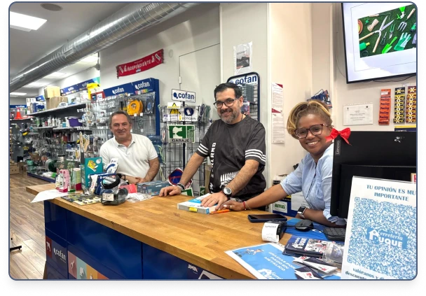 Equipo de la Ferretería Duque en la tienda del barrio de Salamanca