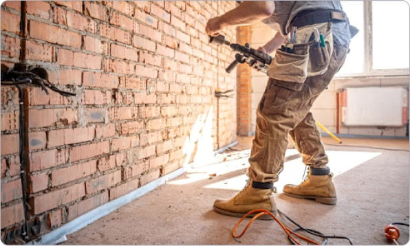 Empresa de reformas integrales trabajando en una vivienda de Madrid